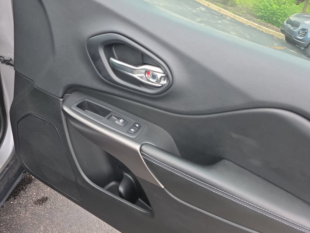 Used 2019 Jeep Cherokee Latitude w/ Cold Weather Group AWD/4WD image 21
