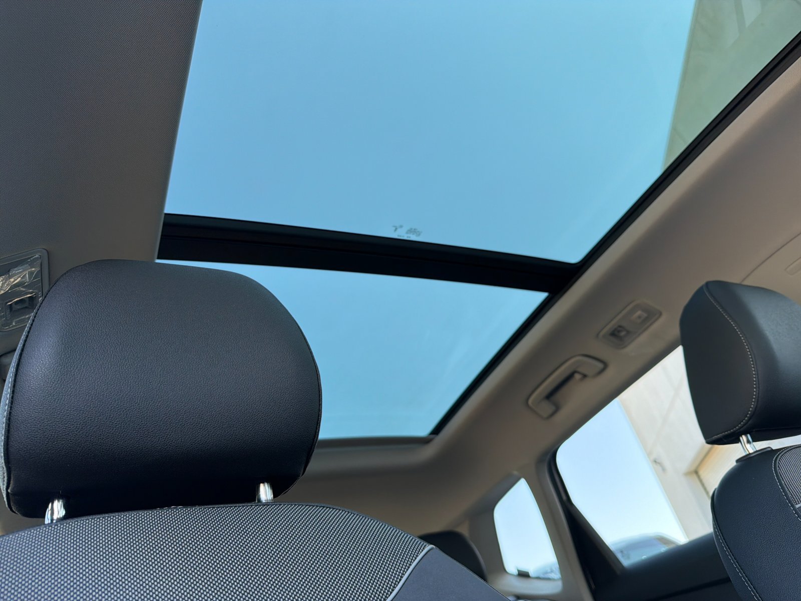 New 2027 Volkswagen Taos SE FWD image 17