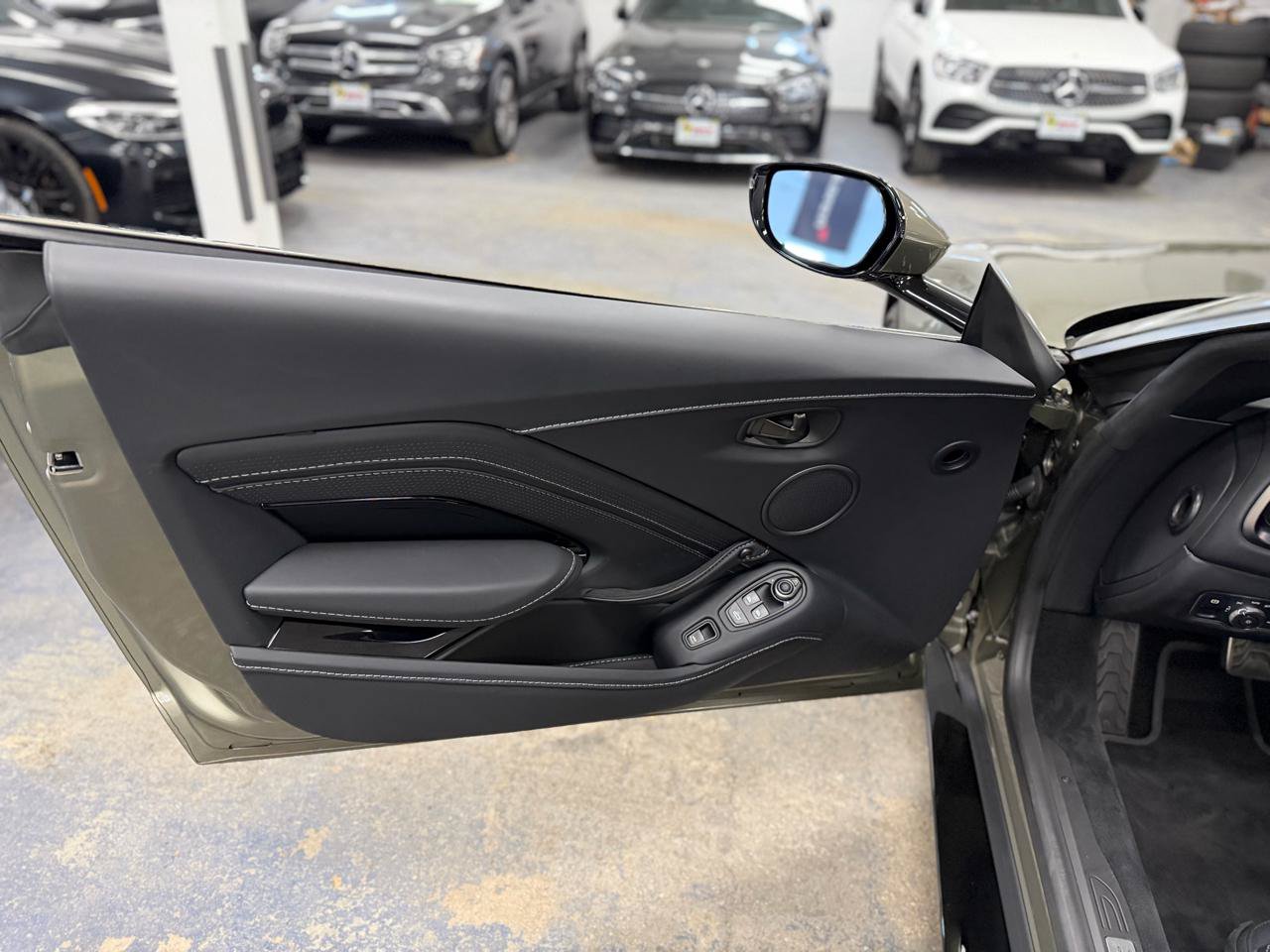 Used 2023 Aston Martin V8 Vantage Roadster RWD image 13