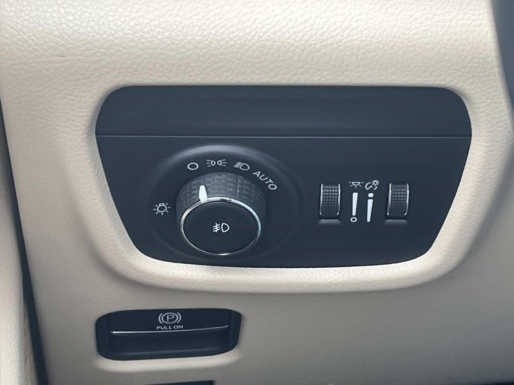 Used 2022 Jeep Grand Cherokee L Limited w/ Luxury Tech Group II image 29