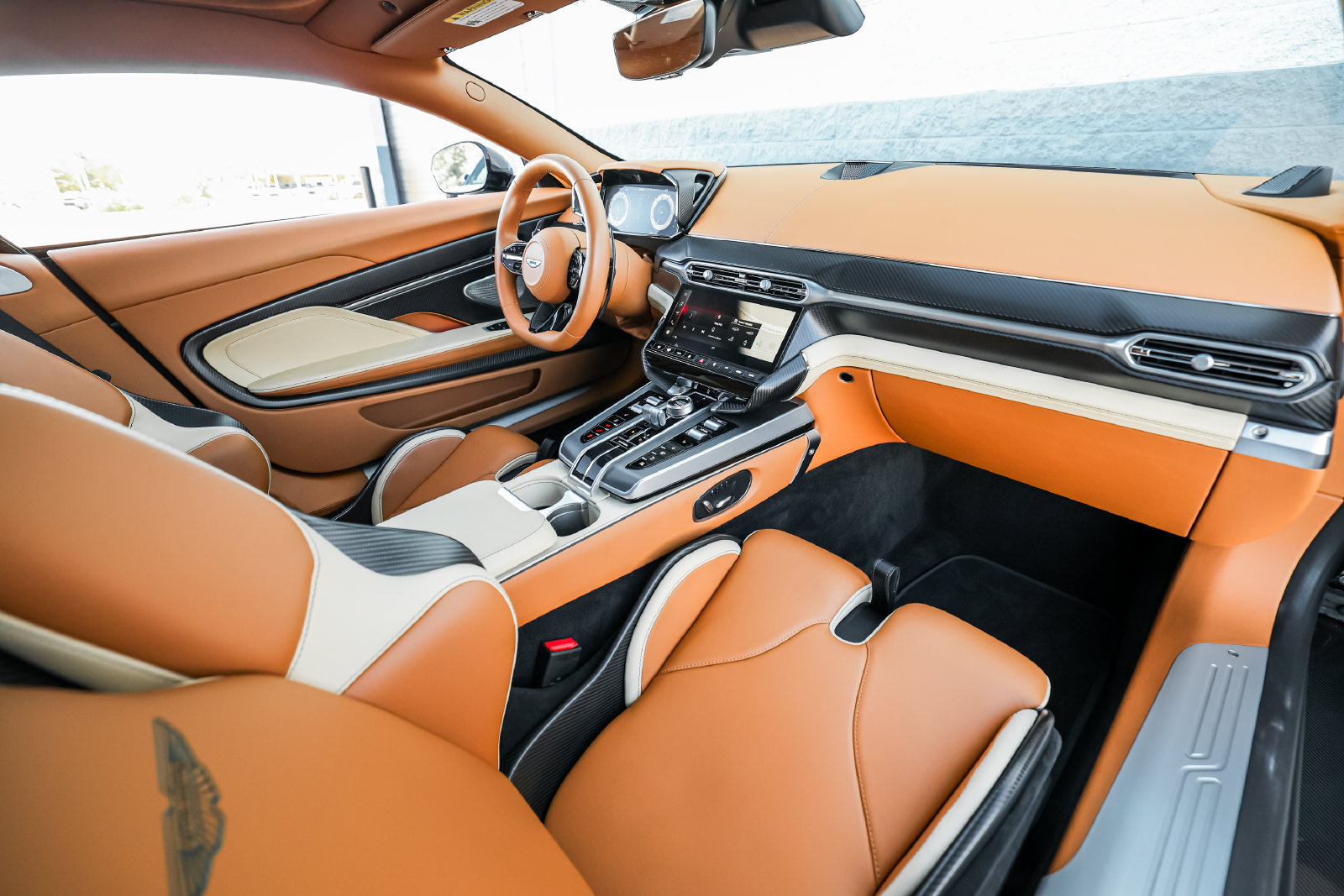Used 2025 Aston Martin Vanquish RWD image 2