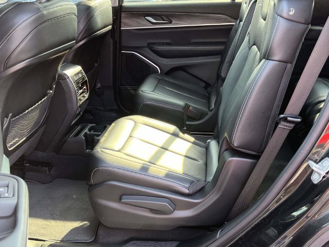 Used 2022 Jeep Grand Cherokee L Limited AWD/4WD image 16