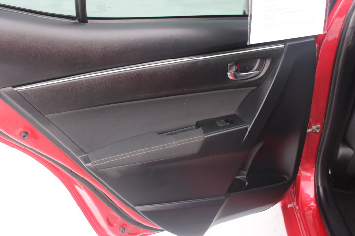 Used 2017 Toyota Corolla LE w/ Carpet Mat Package (TMS) FWD image 12