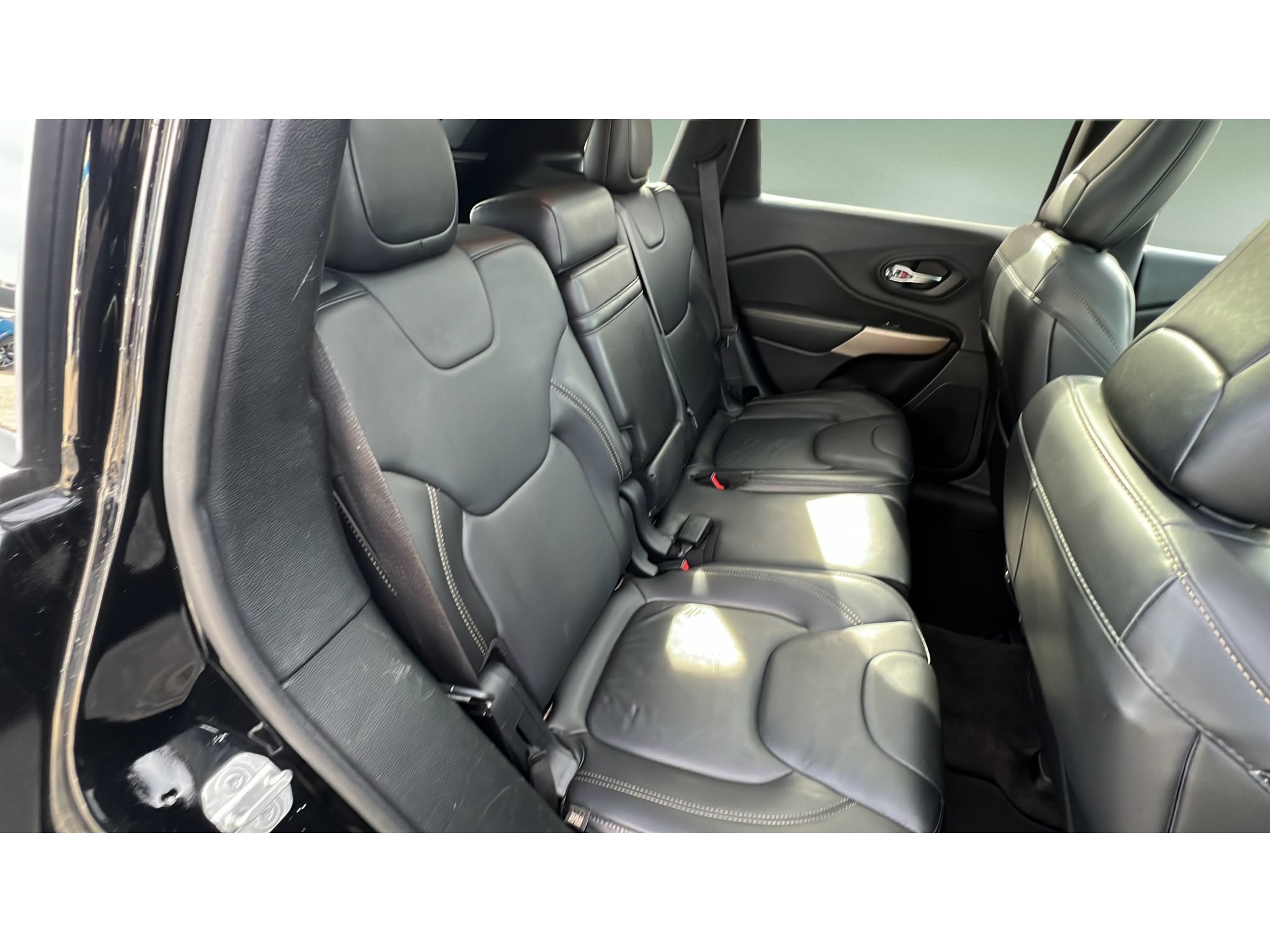 Used 2018 Jeep Cherokee Limited AWD/4WD image 31