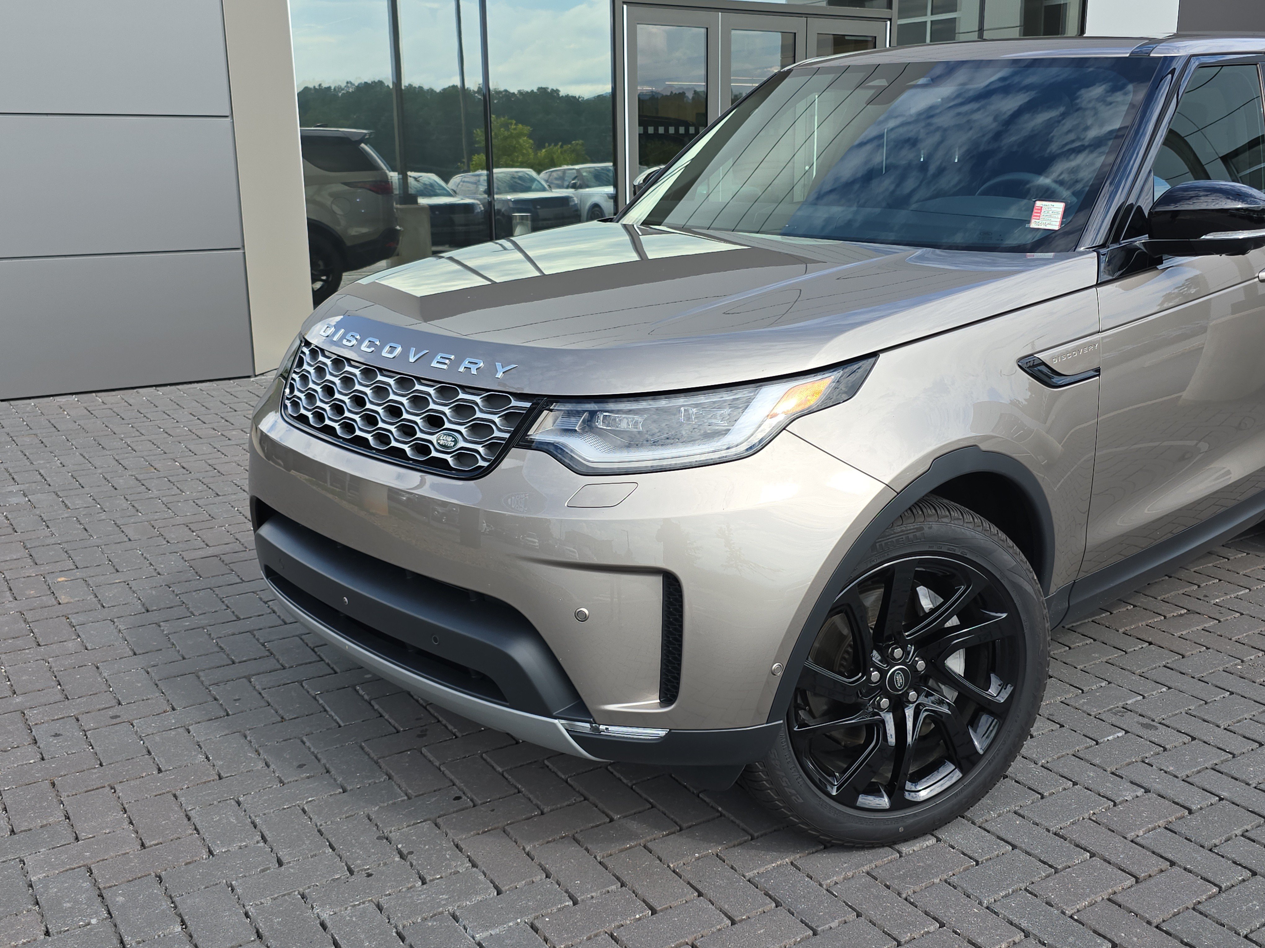 Certified 2025 Land Rover Discovery S AWD/4WD image 11