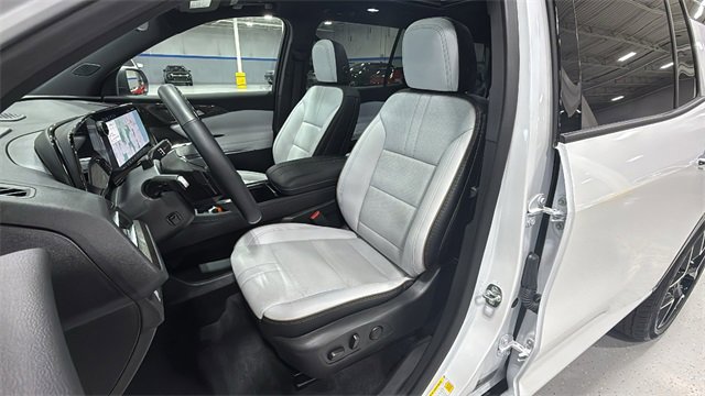 Used 2025 Chevrolet Traverse High Country image 11