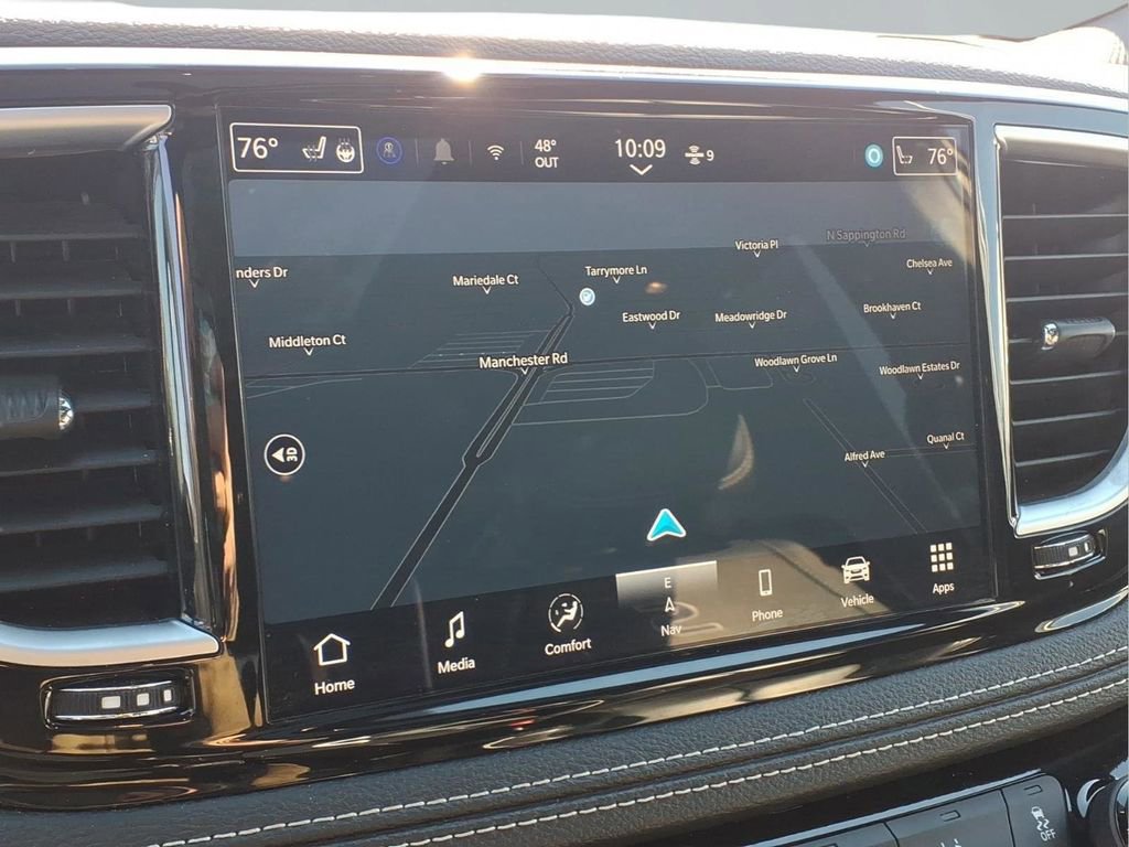 Used 2025 Chrysler Pacifica Limited image 8