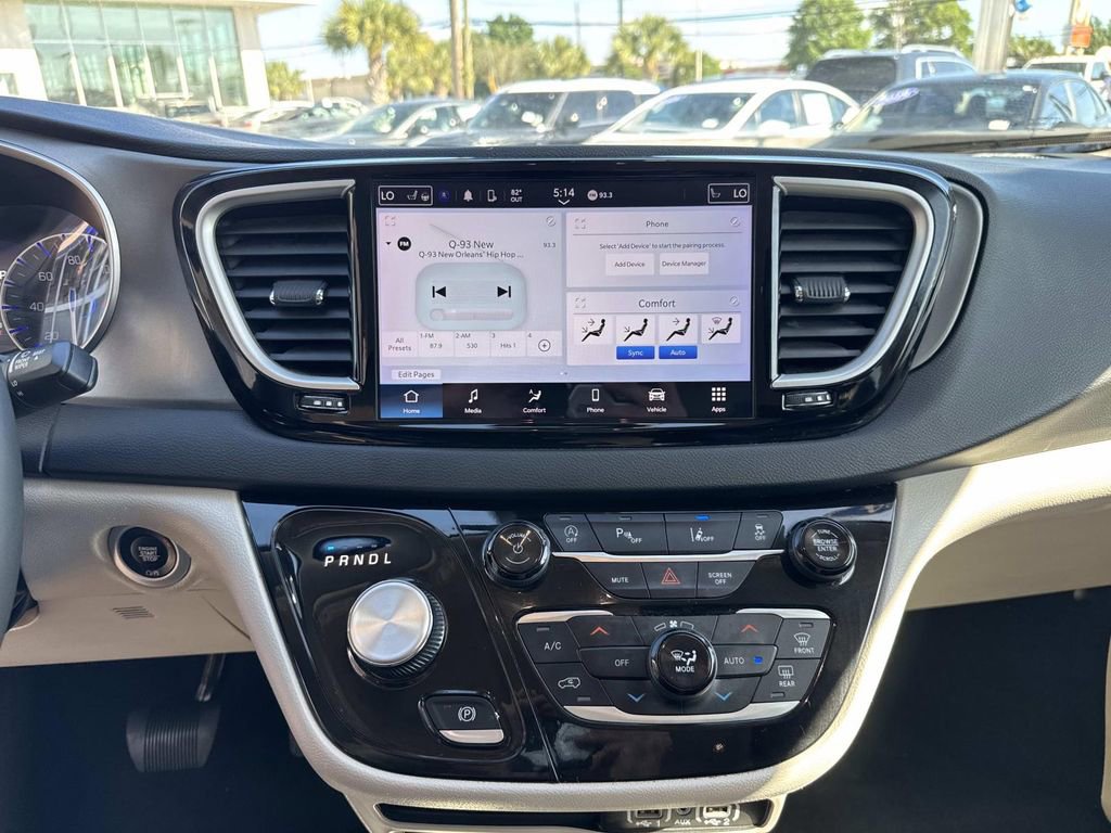 Used 2024 Chrysler Pacifica Touring-L image 25