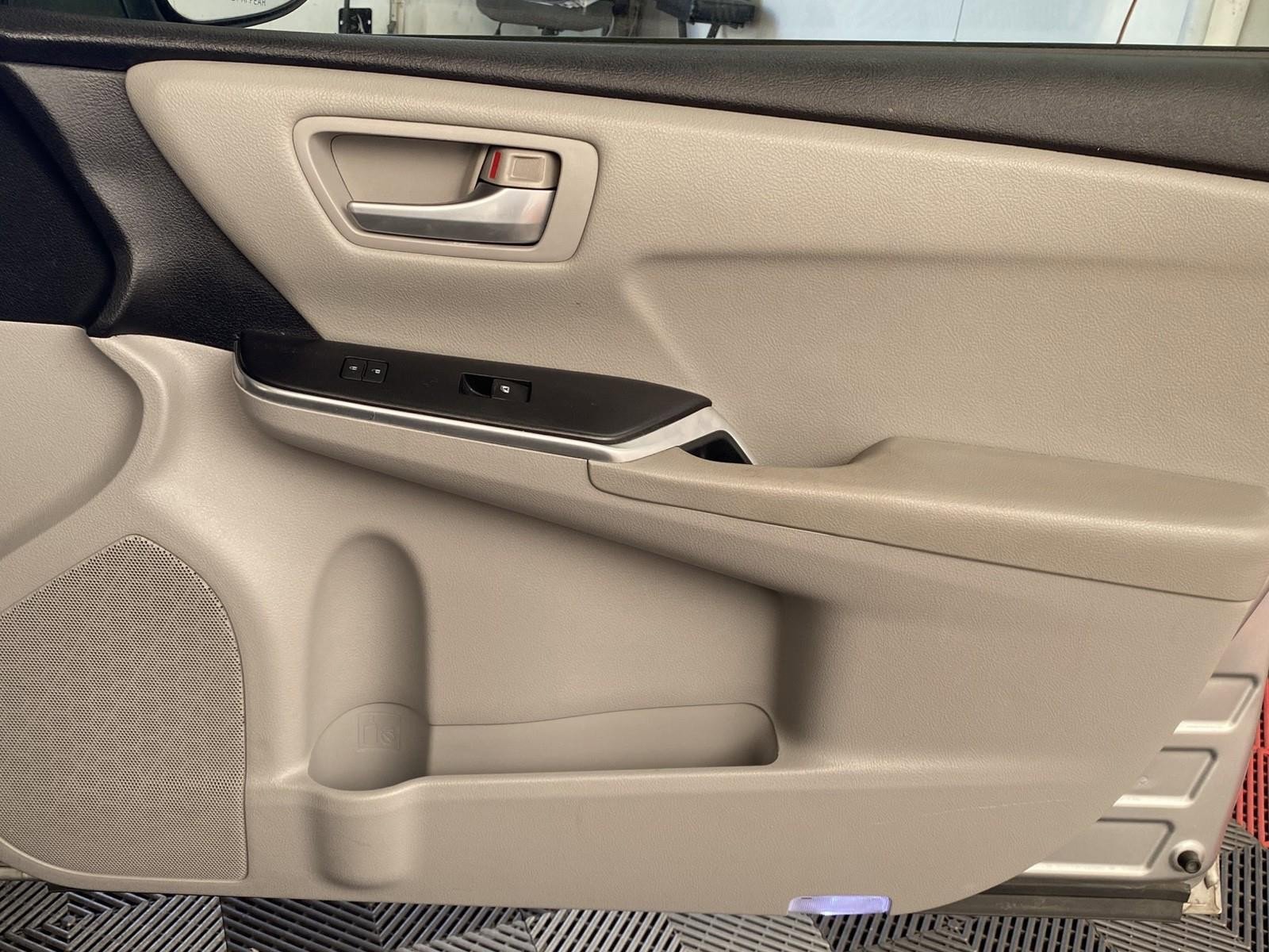 Used 2015 Toyota Camry LE FWD image 7