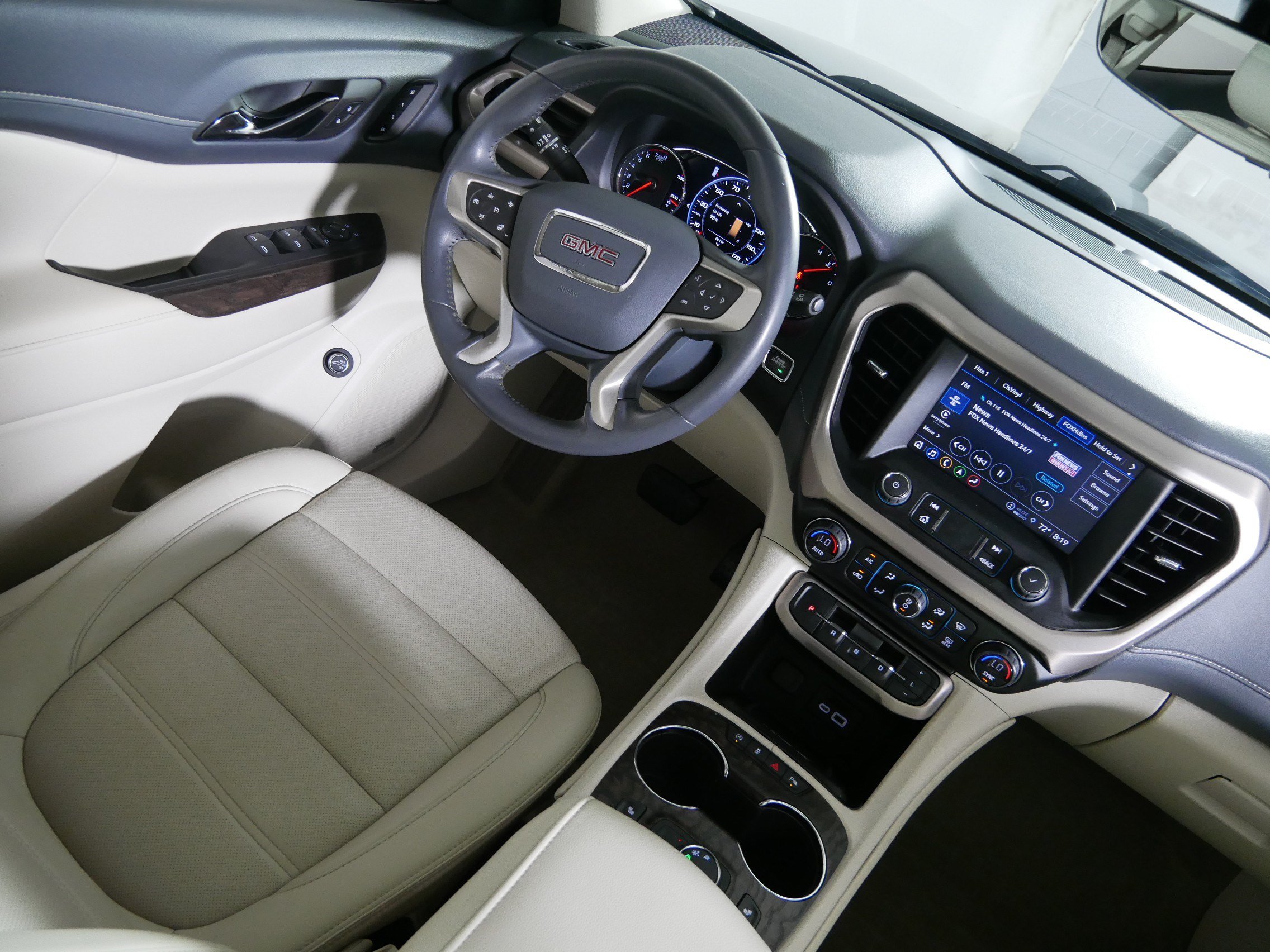 Used 2022 GMC Acadia Denali w/ Denali Ultimate Package FWD image 9