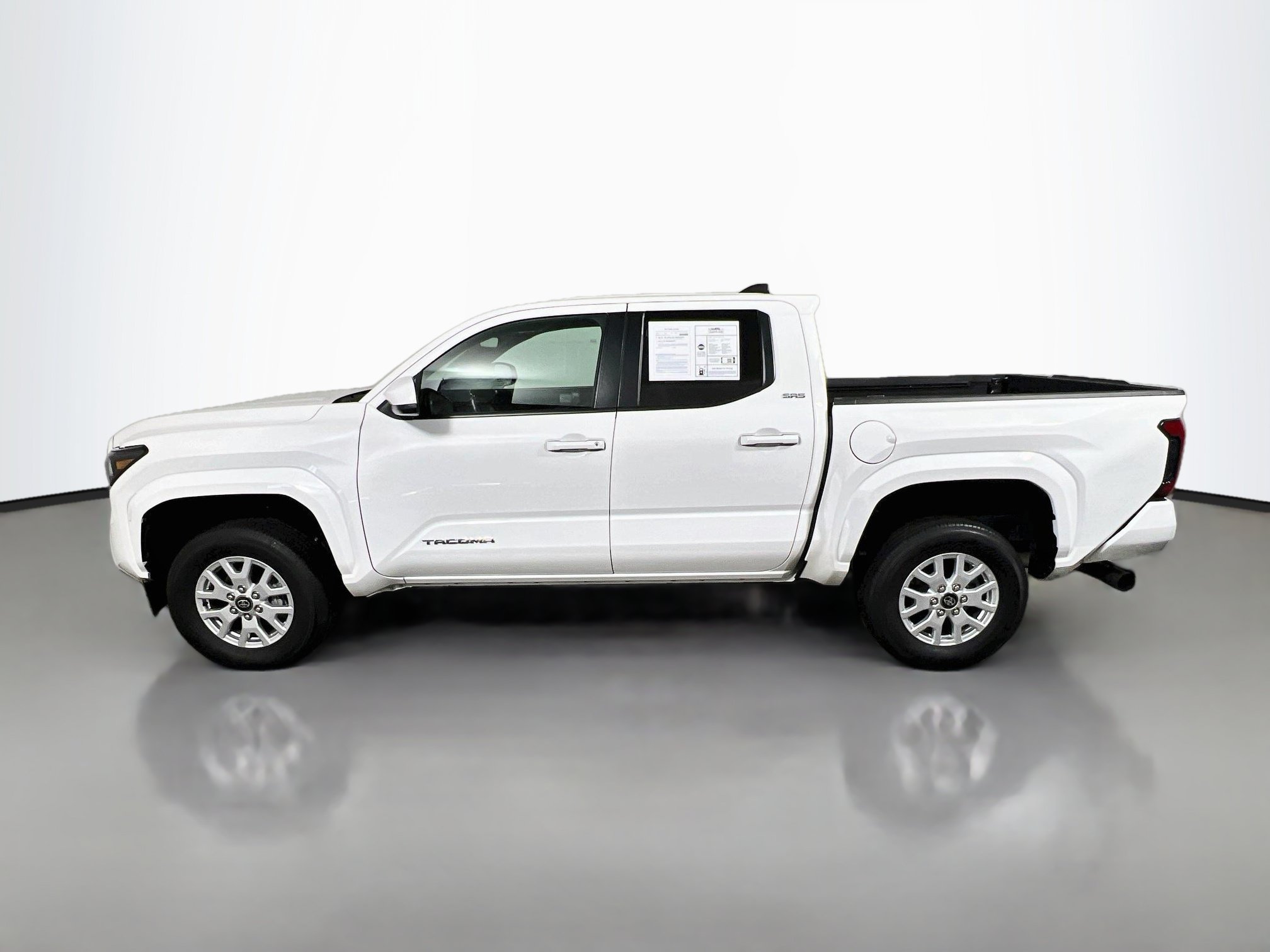 Used 2025 Toyota Tacoma SR5 AWD/4WD image 8