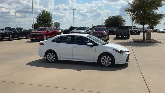 Used 2025 Toyota Corolla LE FWD image 2