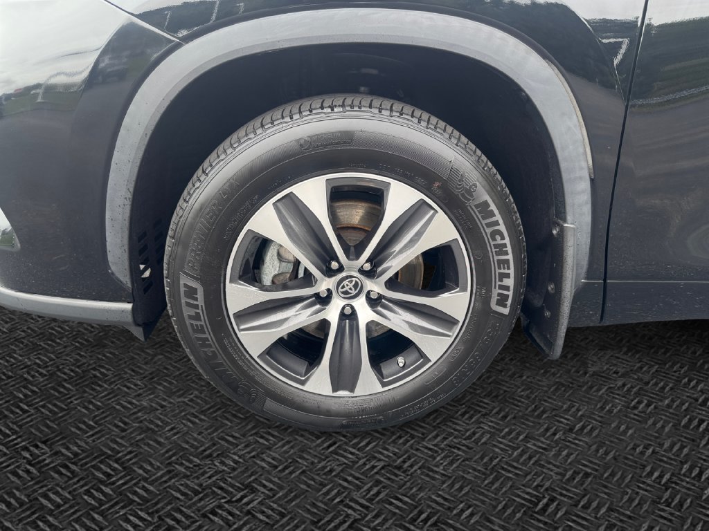 Used 2023 Toyota Highlander XLE AWD/4WD image 11