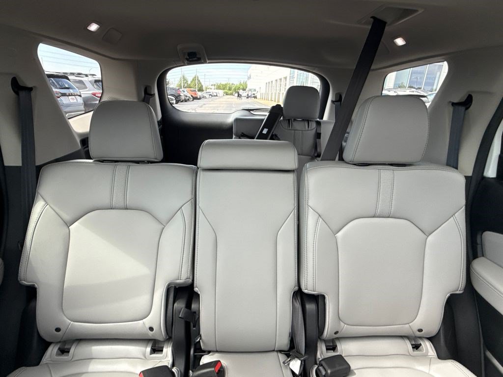 Certified 2025 Honda Pilot Touring image 21