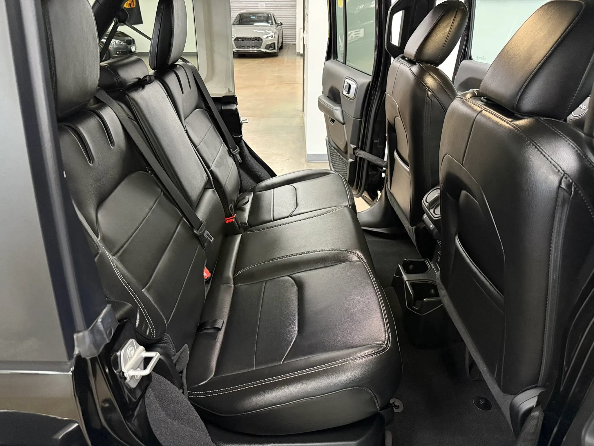 Used 2022 Jeep Wrangler Unlimited Sahara w/ Cold Weather Group AWD/4WD image 15