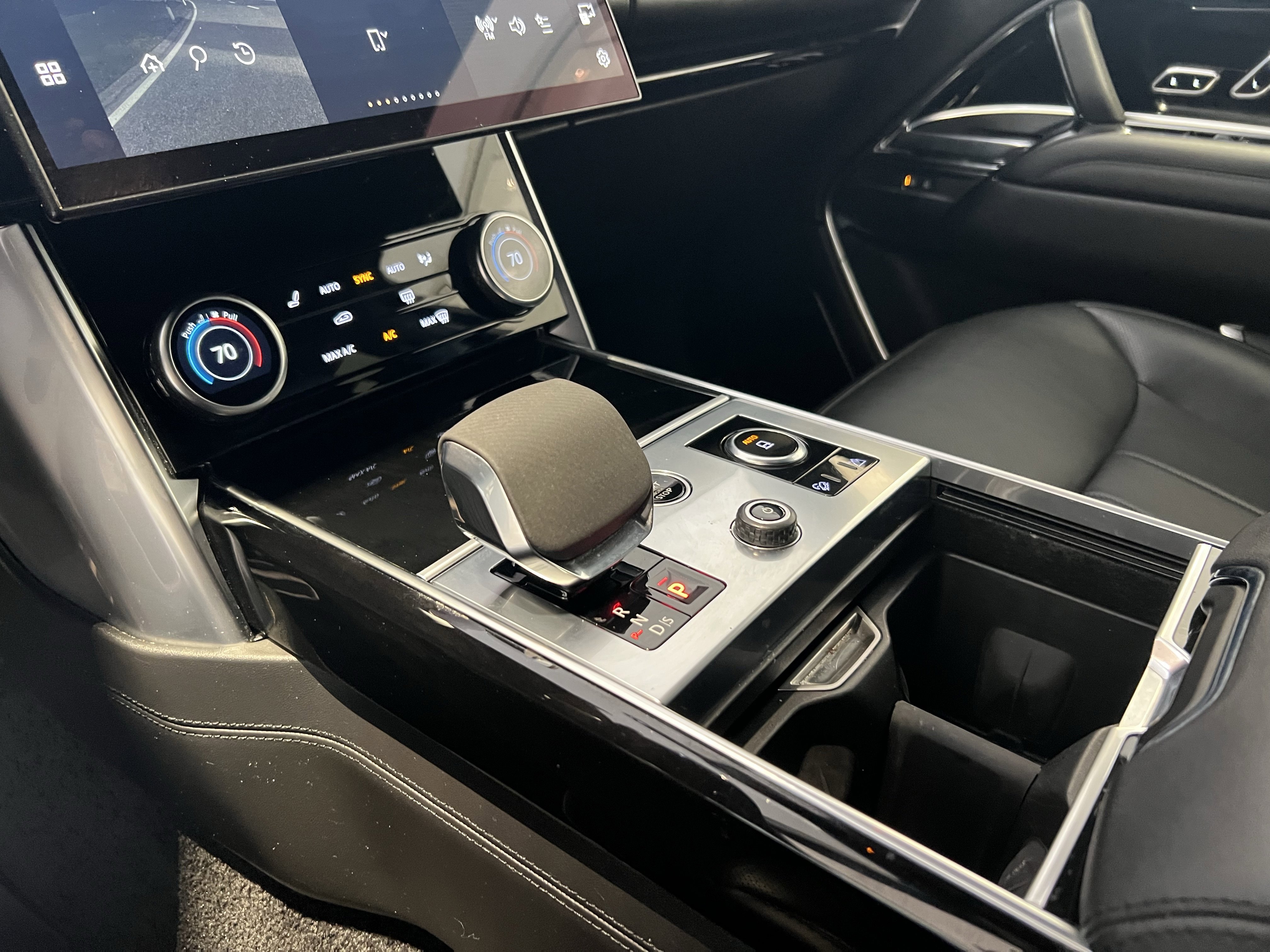 Used 2023 Land Rover Range Rover SE image 25