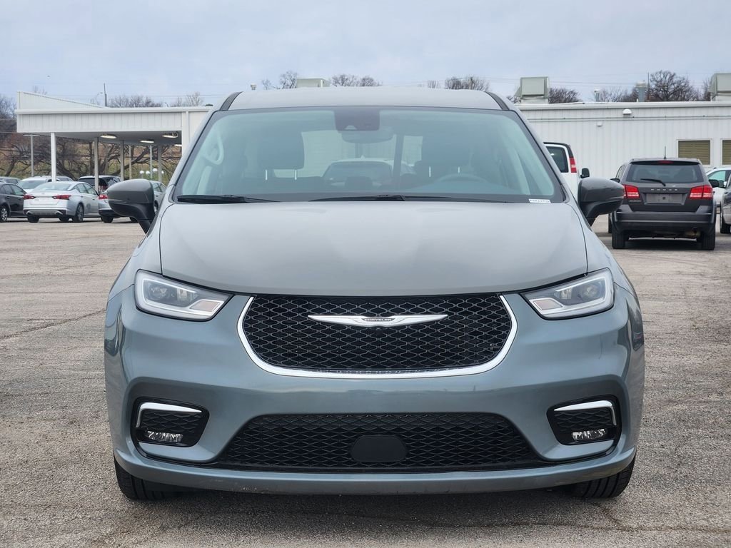 Used 2023 Chrysler Pacifica Touring-L image 2