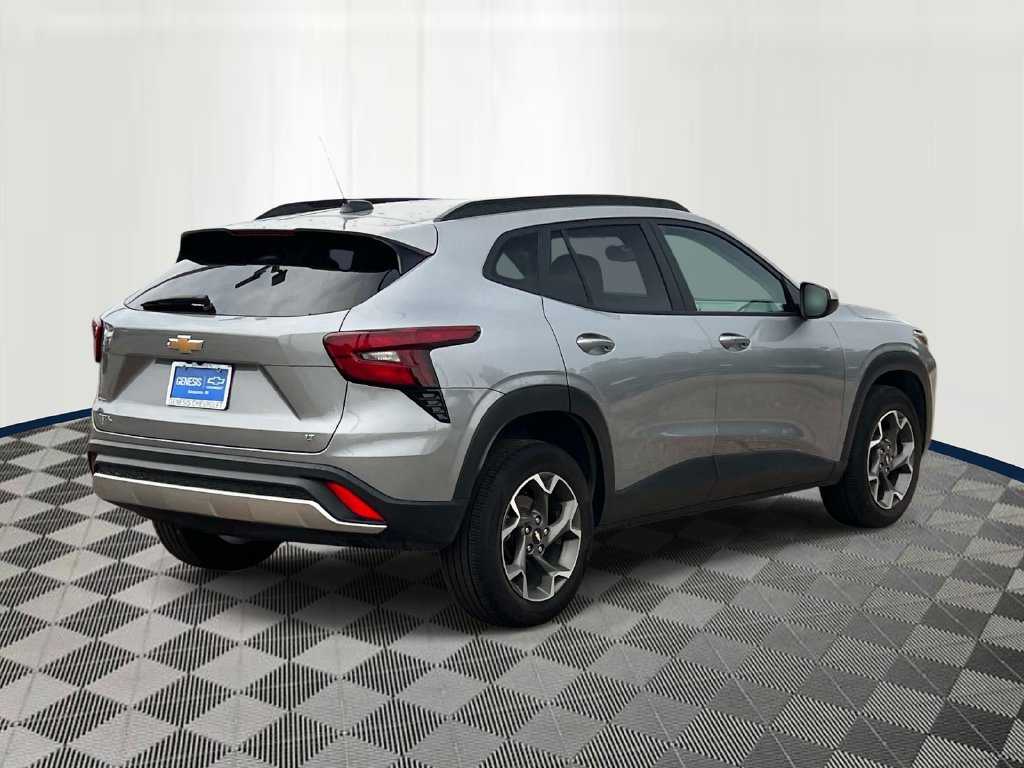 Used 2024 Chevrolet Trax LT w/ Driver Confidence Package FWD image 4
