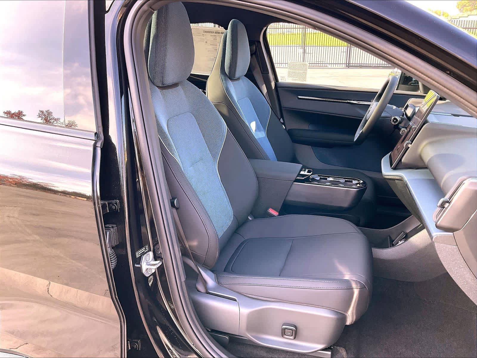 New 2025 Volvo EX30 Plus w/ Protection Package Premier image 31