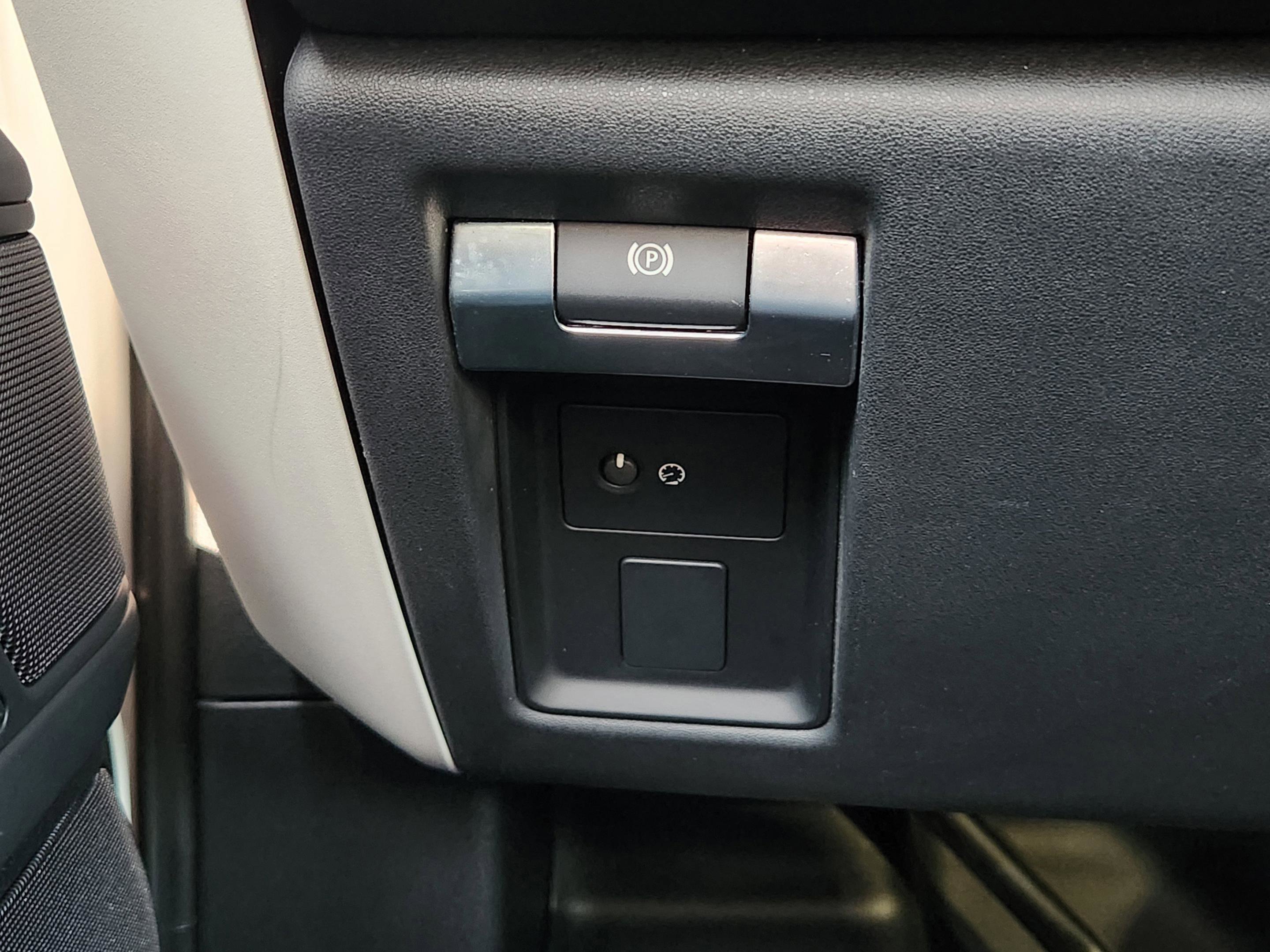 Used 2025 Land Rover Defender 110 S image 21