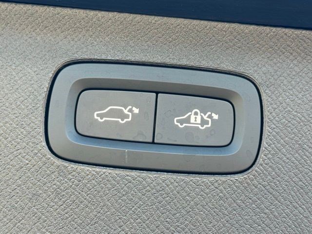 Used 2025 Volvo XC90 B6 Plus image 21