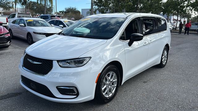 Used 2024 Chrysler Pacifica Touring-L image 3