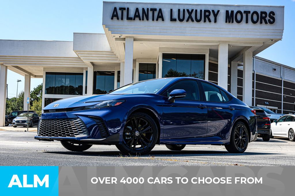 Used 2025 Toyota Camry SE image 3