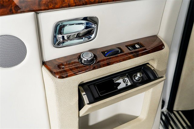 Used 2016 Rolls-Royce Phantom Sedan image 35