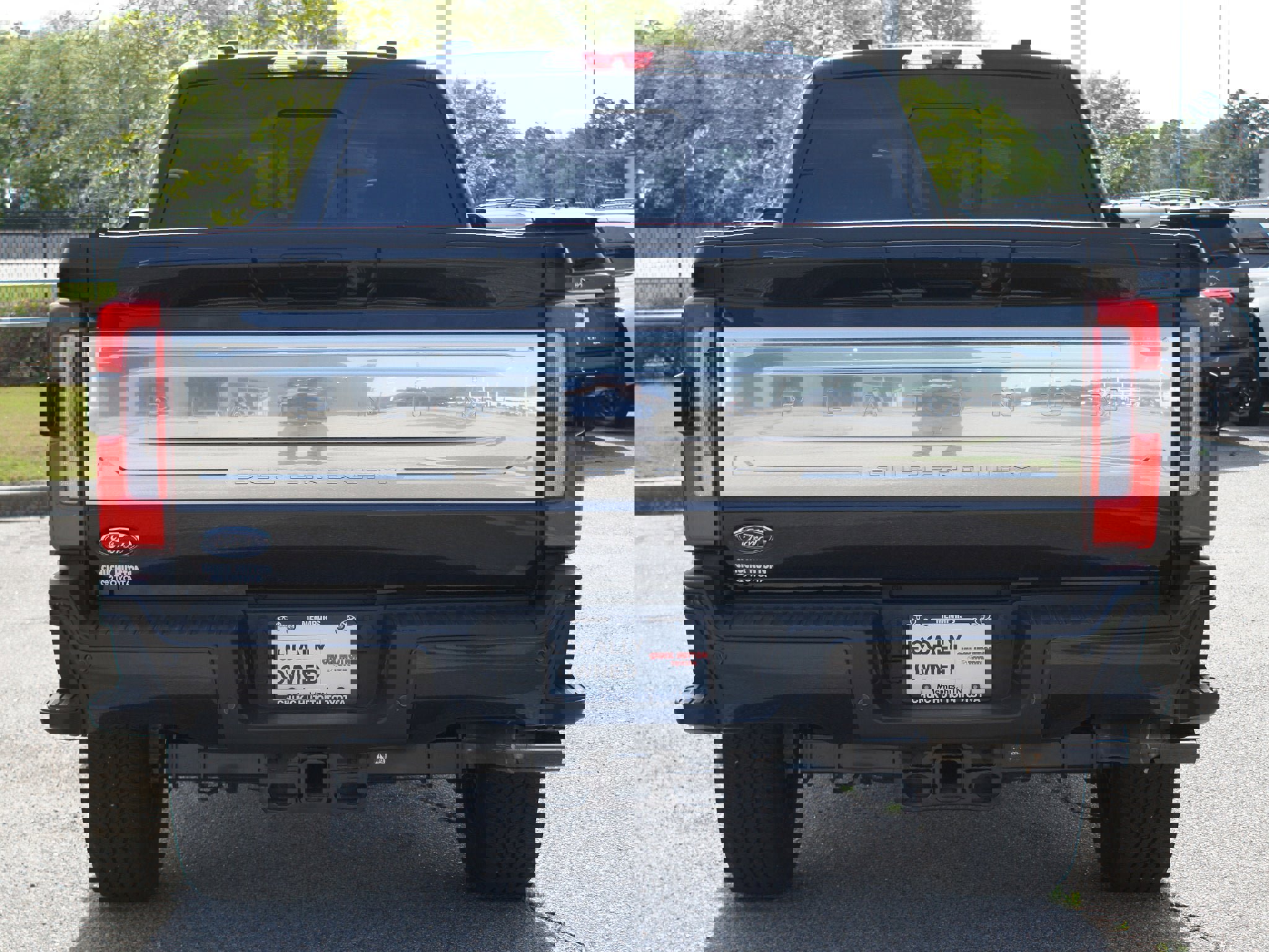 Used 2025 Ford F250 Platinum w/ Platinum Plus Package image 3