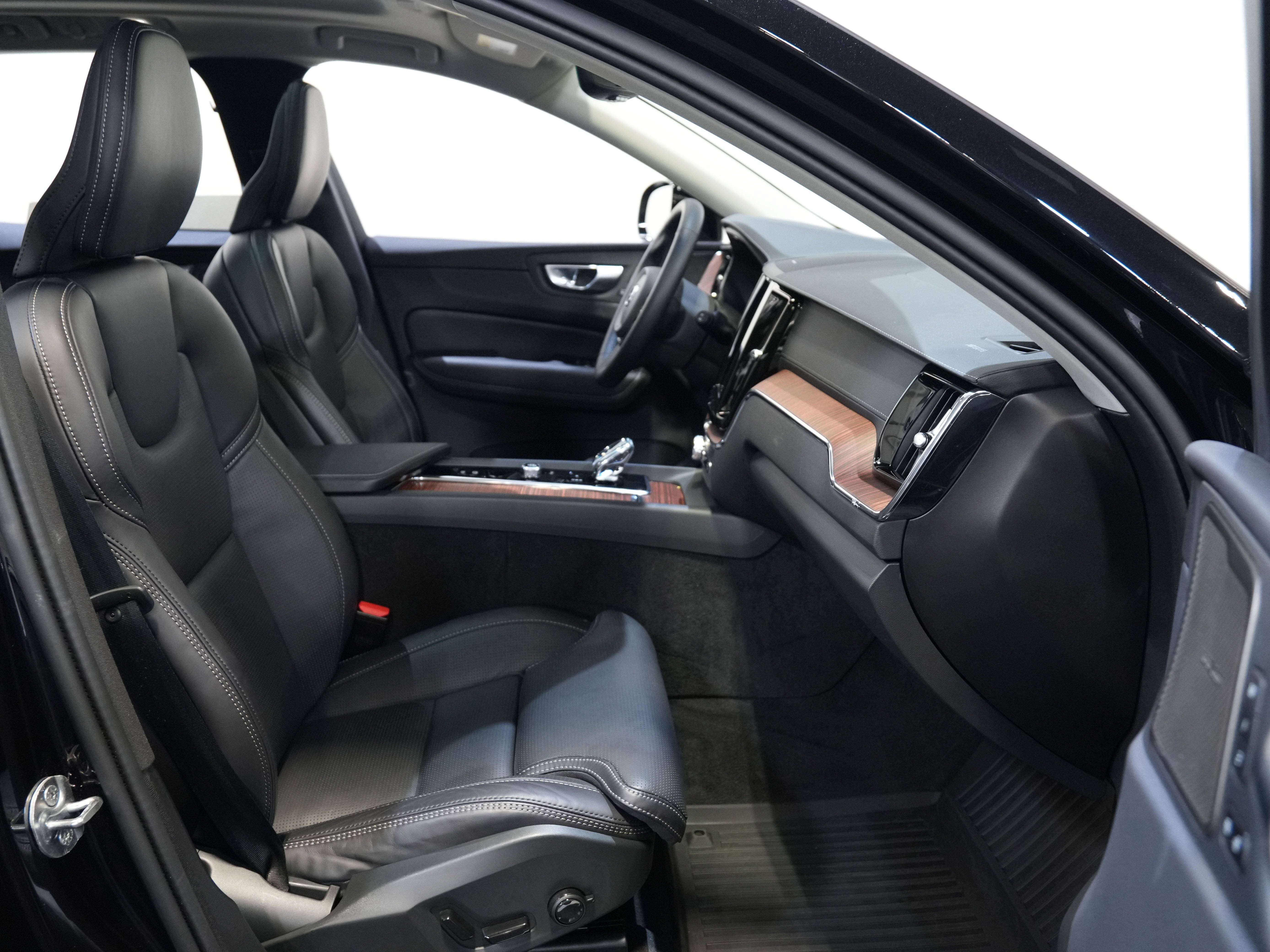 Used 2024 Volvo XC60 B5 Ultimate w/ Protection Package Premier image 33