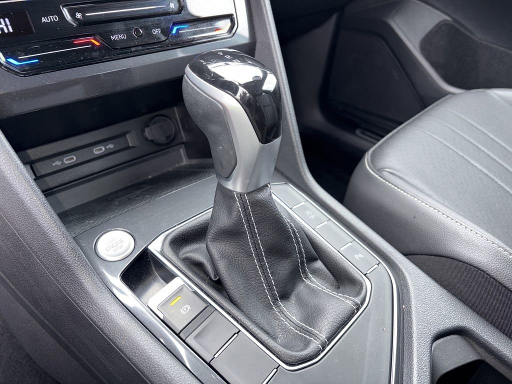 Certified 2022 Volkswagen Tiguan SE R-Line image 11