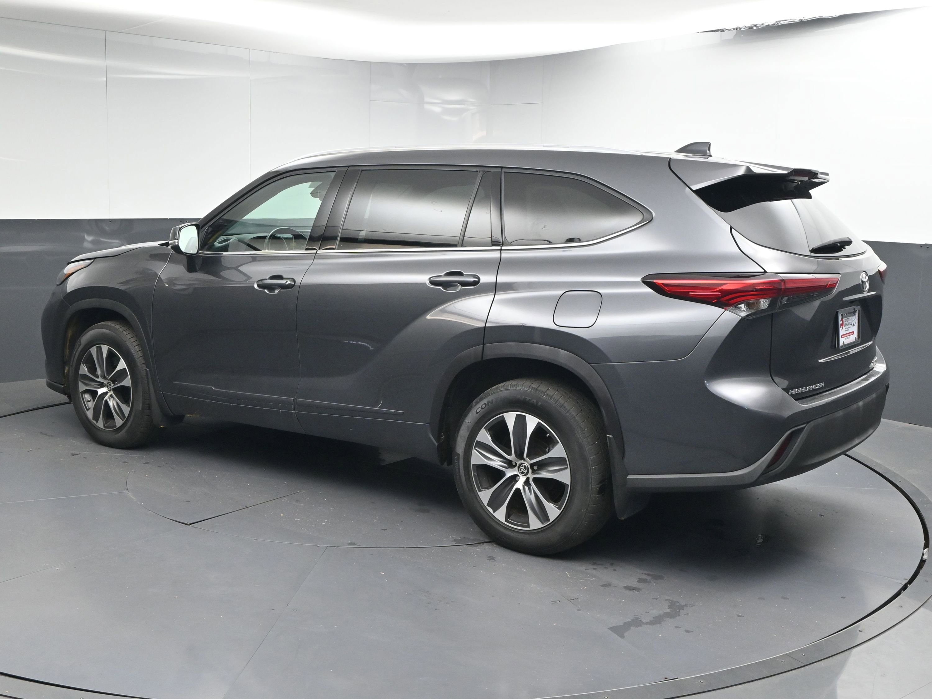Used 2020 Toyota Highlander XLE image 6