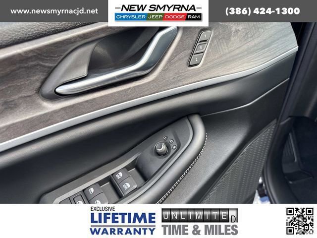 New 2025 Jeep Grand Cherokee Limited w/ Black Appearance Package image 18