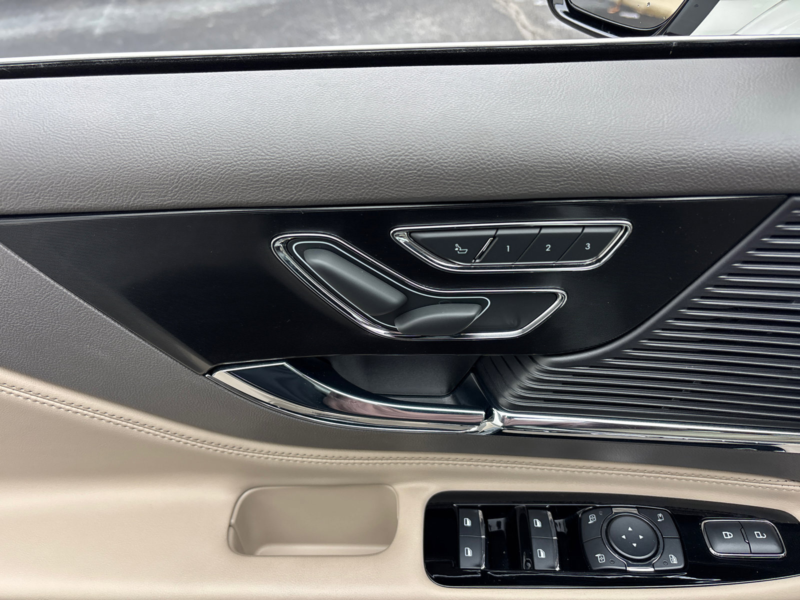 Certified 2022 Lincoln Corsair FWD image 12
