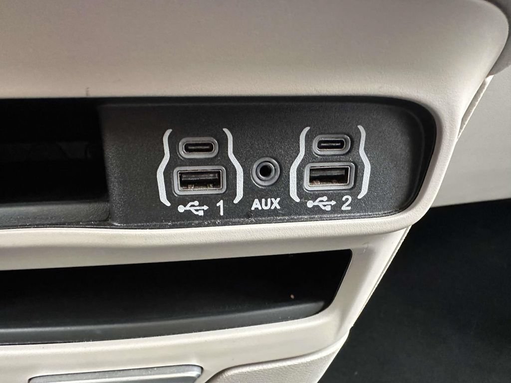 Used 2023 Chrysler Pacifica Touring-L FWD image 26