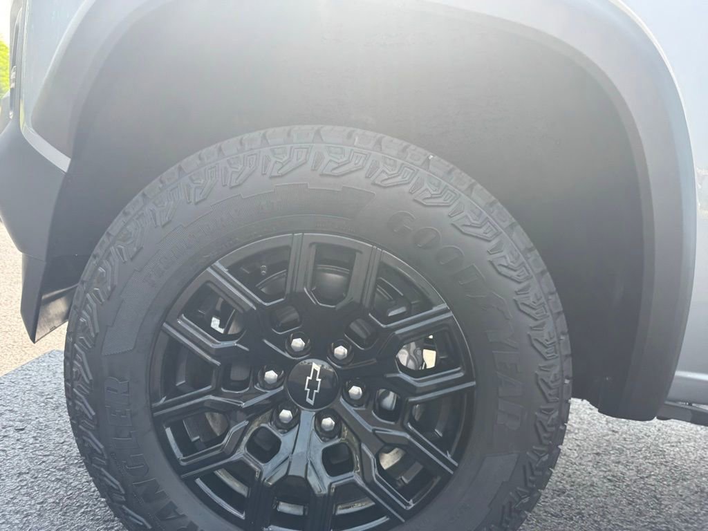Used 2025 Chevrolet Colorado Trail Boss AWD/4WD image 11