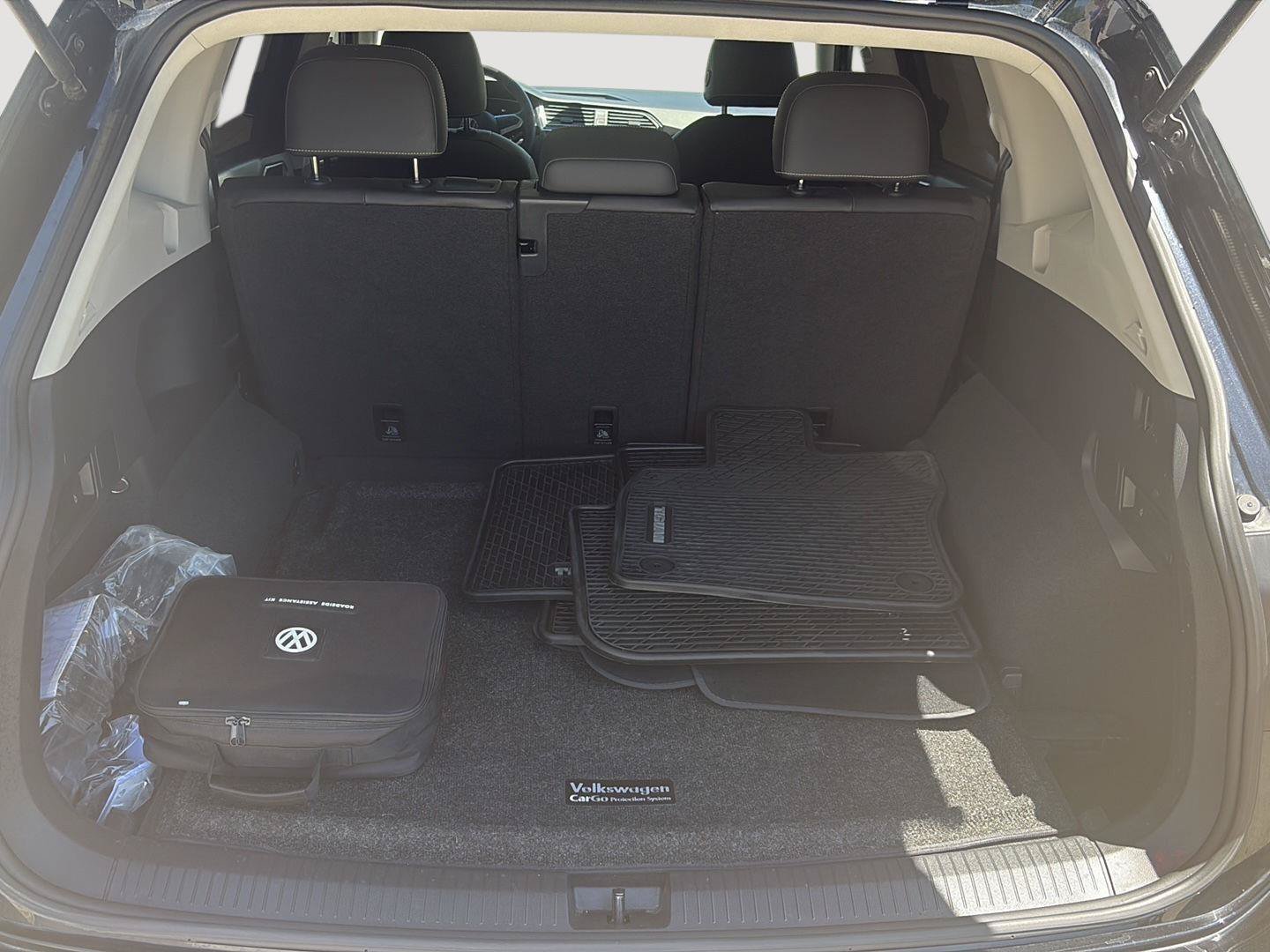 Certified 2023 Volkswagen Tiguan SE w/ Panoramic Sunroof Package AWD/4WD image 9