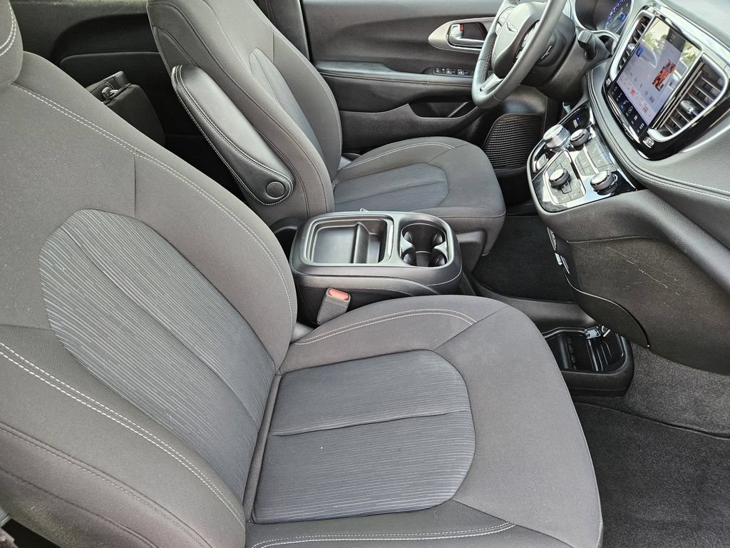 Used 2024 Chrysler Pacifica Touring FWD image 14