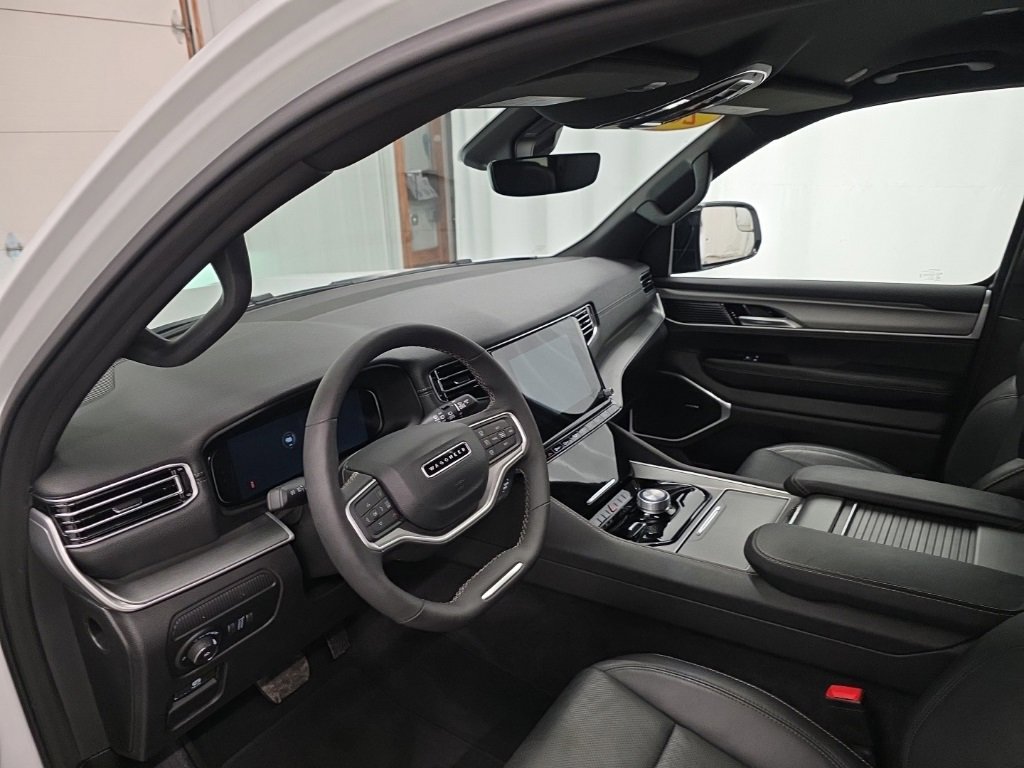 Used 2025 Jeep Wagoneer L Series II image 14