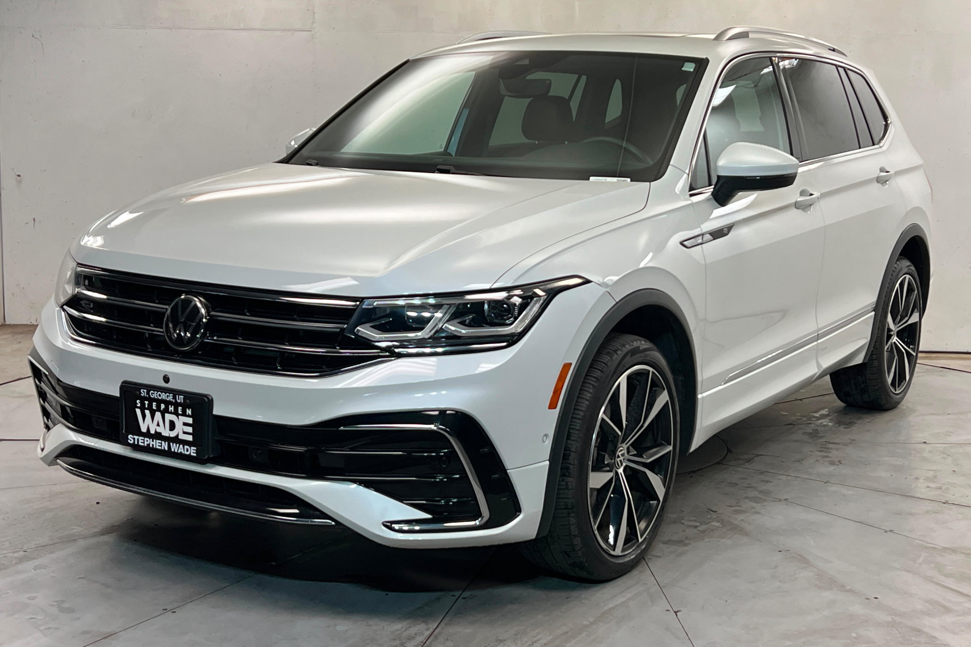 Used 2022 Volkswagen Tiguan SEL R-Line AWD/4WD image 1