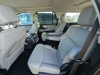 Used 2025 Ford Expedition Active AWD/4WD image 3