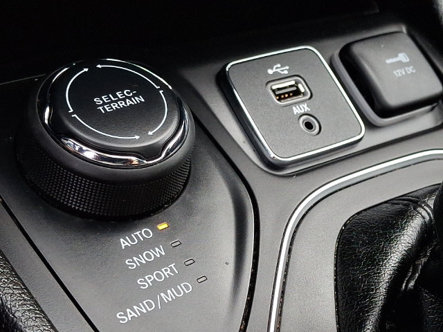 Used 2019 Jeep Cherokee Latitude Plus w/ Comfort/Convenience Group AWD/4WD image 23