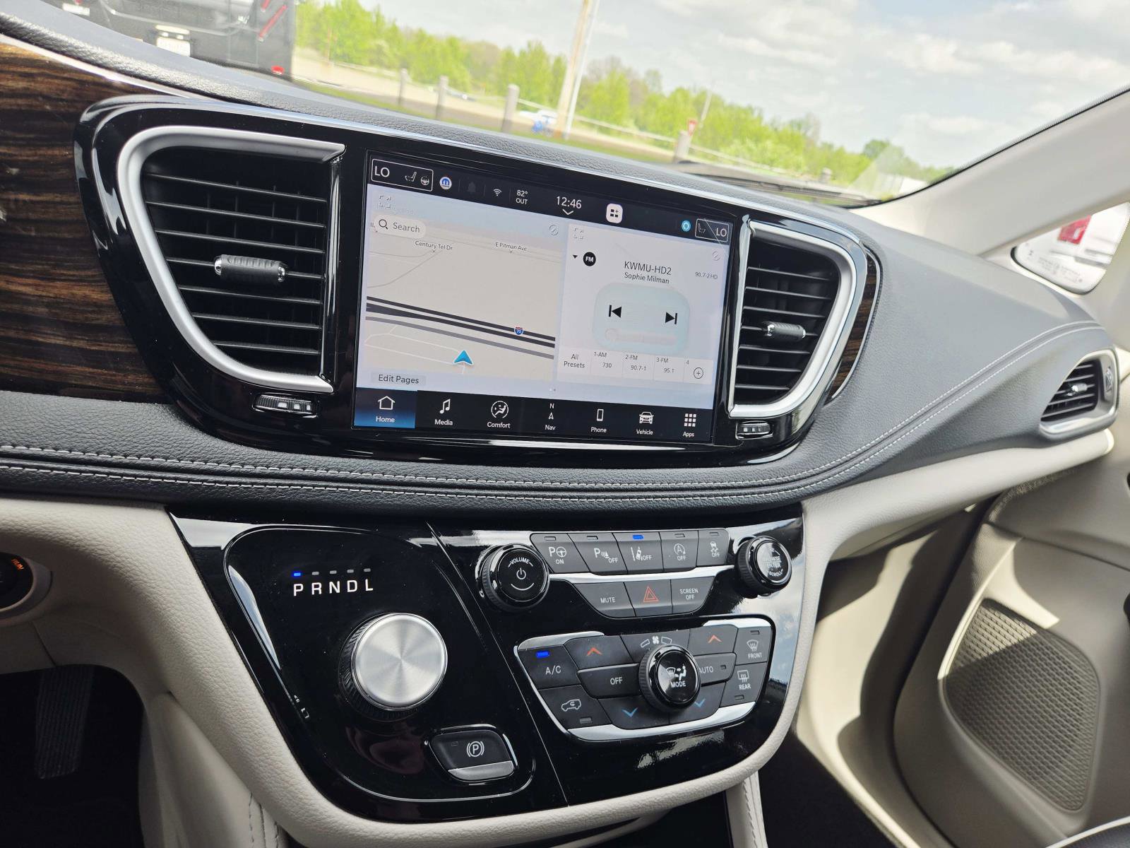 Used 2024 Chrysler Pacifica Limited image 29