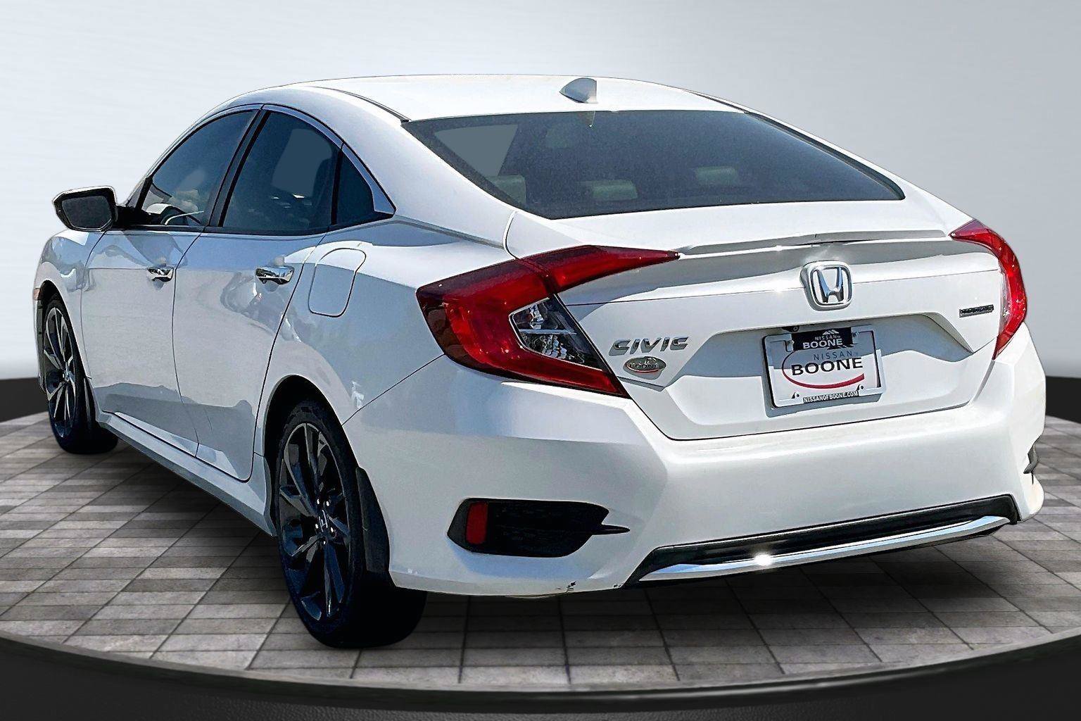Used 2019 Honda Civic Touring image 3