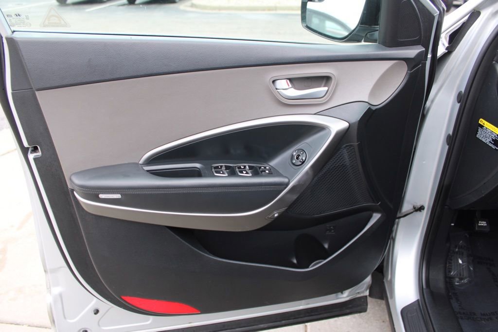 Used 2017 Hyundai Santa Fe SE image 16