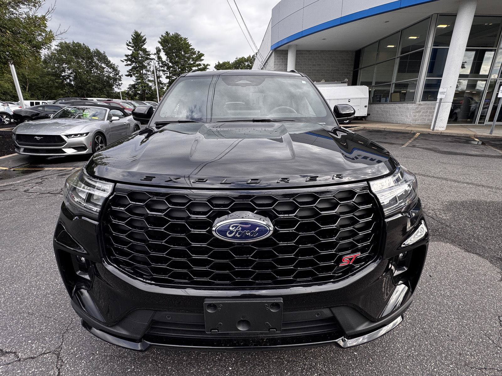 Used 2025 Ford Explorer ST AWD/4WD image 2