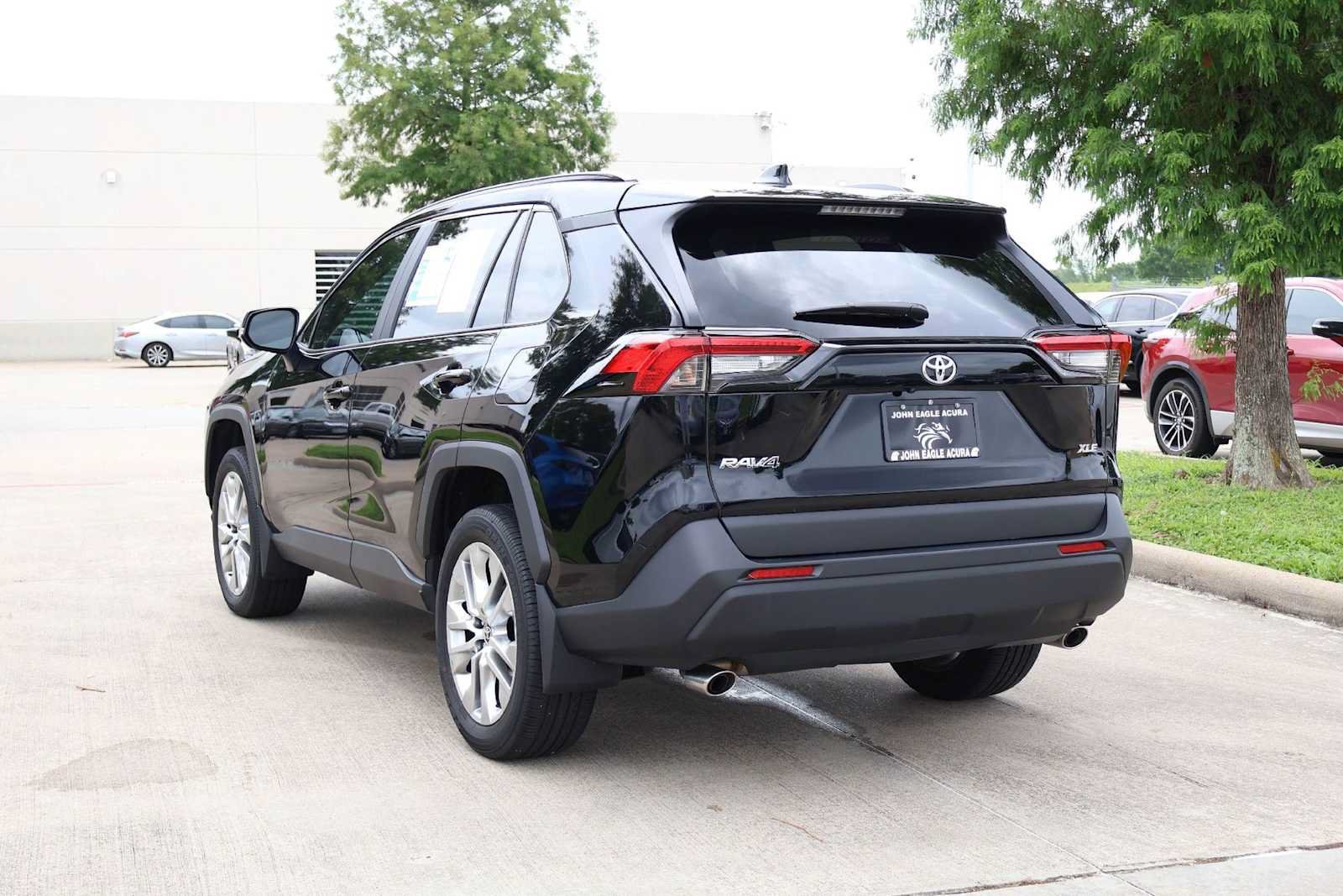 Used 2023 Toyota RAV4 XLE Premium FWD image 4