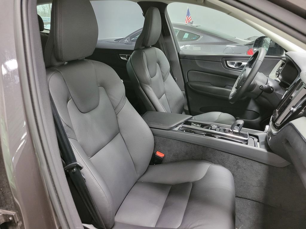 Used 2025 Volvo XC60 B5 Plus image 16