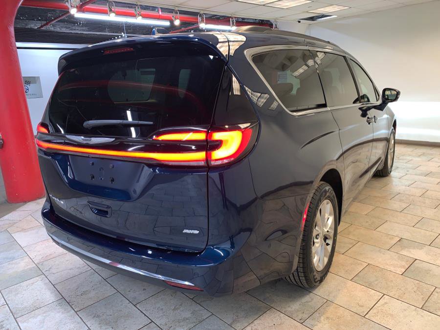 Used 2022 Chrysler Pacifica Touring-L w/ Uconnect Theater Family Group image 7
