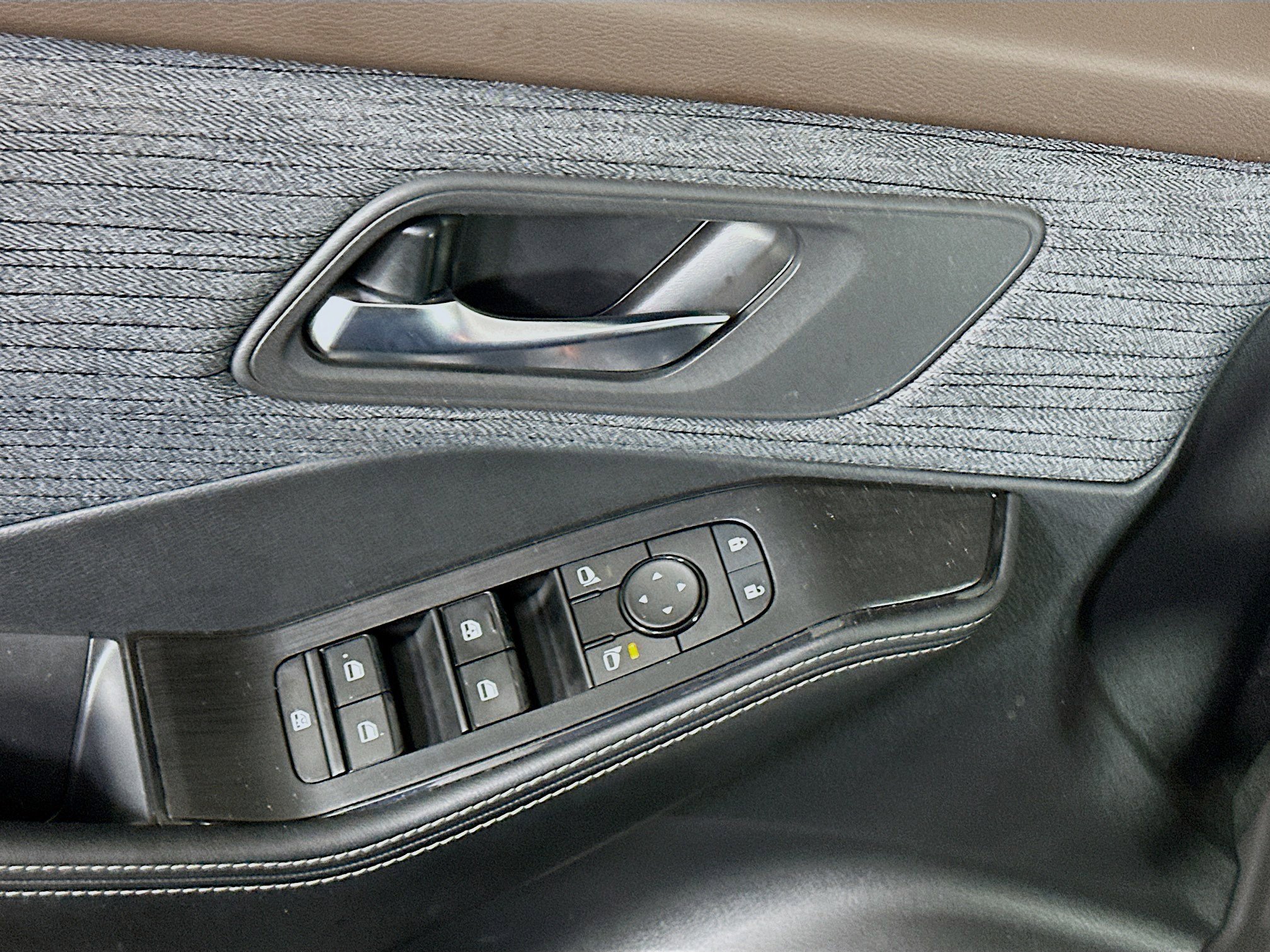 Used 2023 Nissan Rogue SV FWD image 15